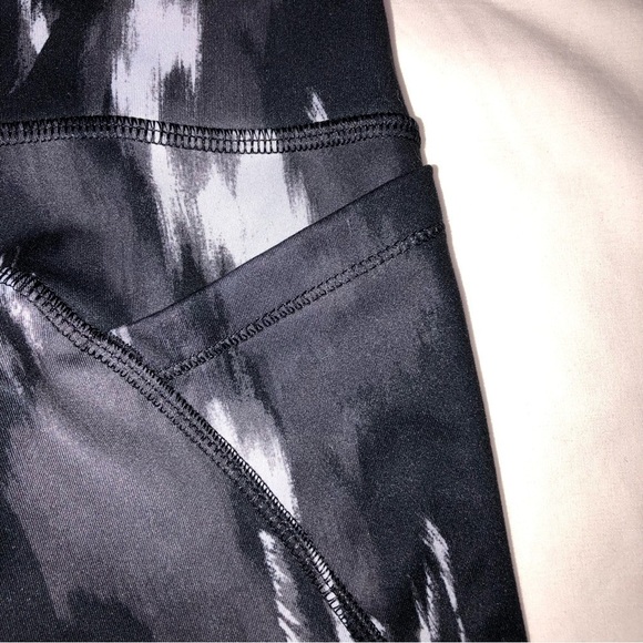 All In Motion Gray Print Leggings Size Medium High Rise Wide Waistband Pockets - Picture 3 of 6
